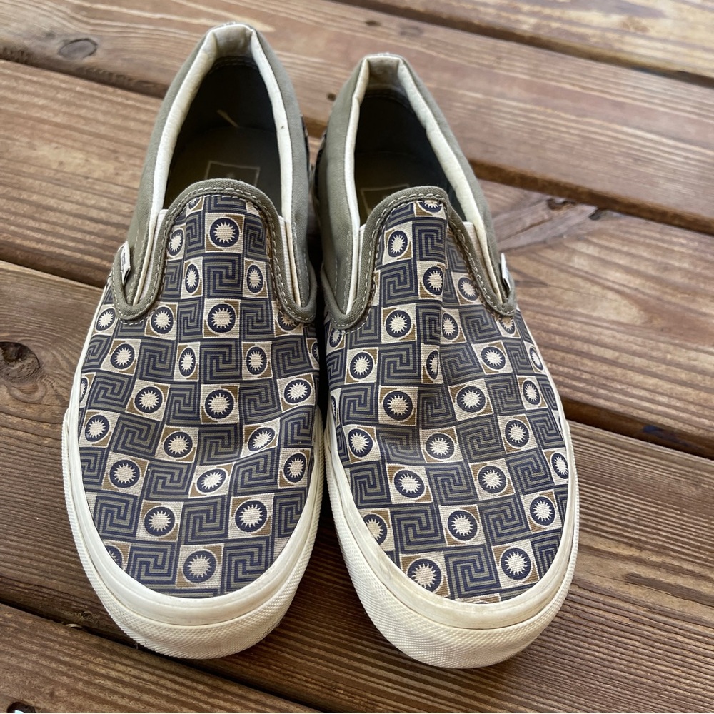 Vans Classic Slip-On Geometric Print Sneakers Olive/Tan Men’s 7 / Women’s 8.5 - Picture 2 of 6